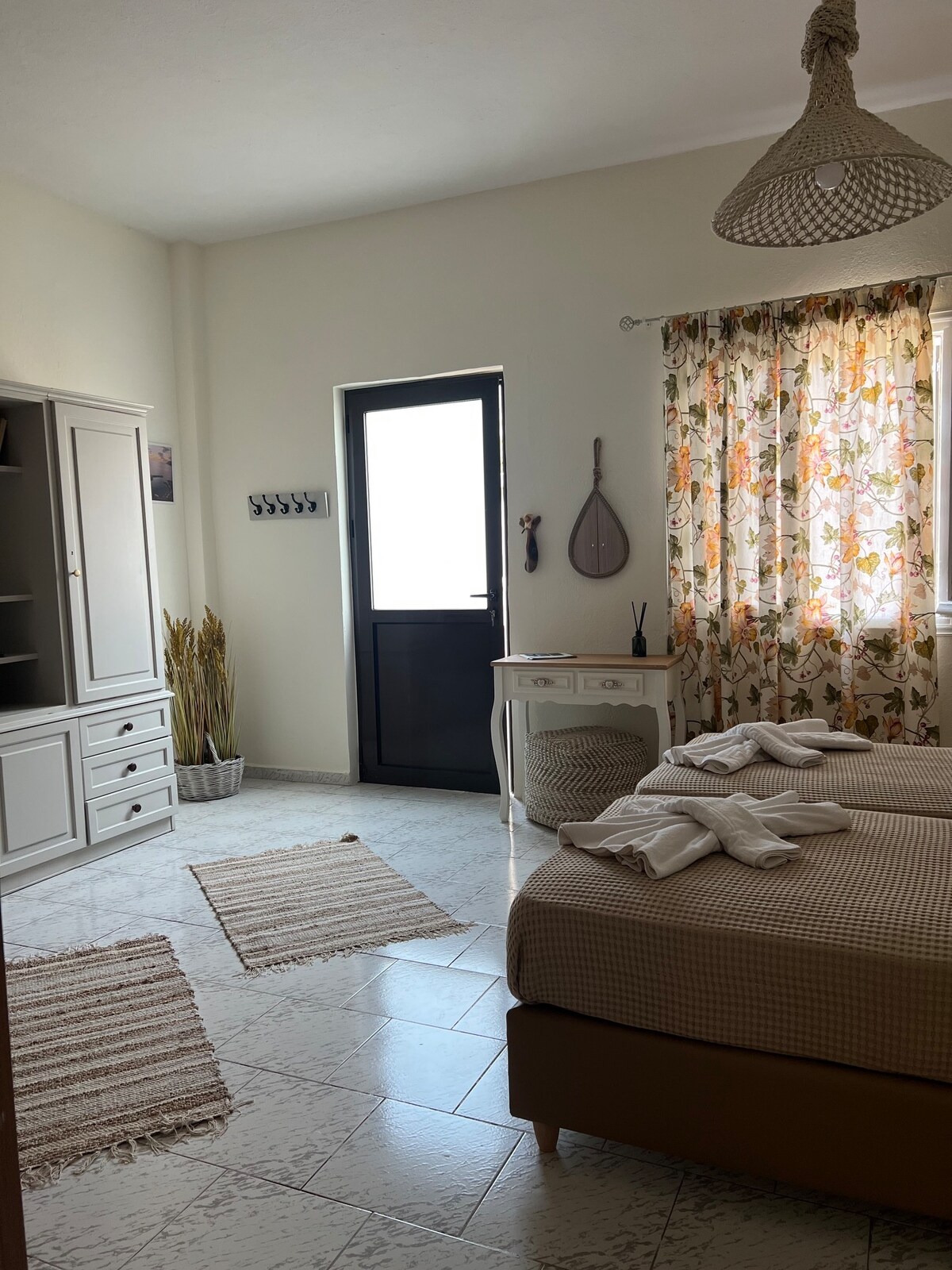 Second bedroom with twin beds